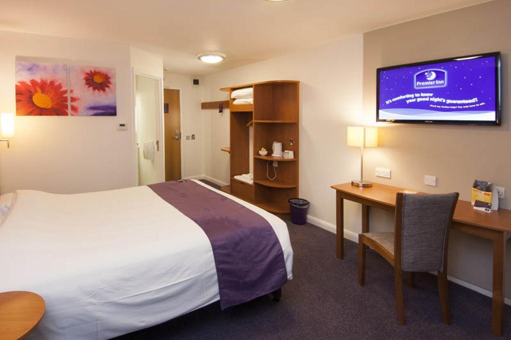 Premier Inn Swindon Central Exterior foto