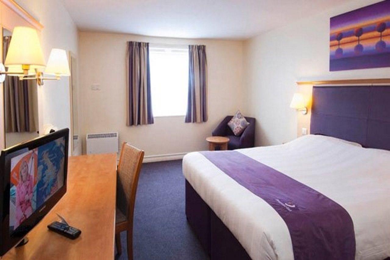 Premier Inn Swindon Central Exterior foto